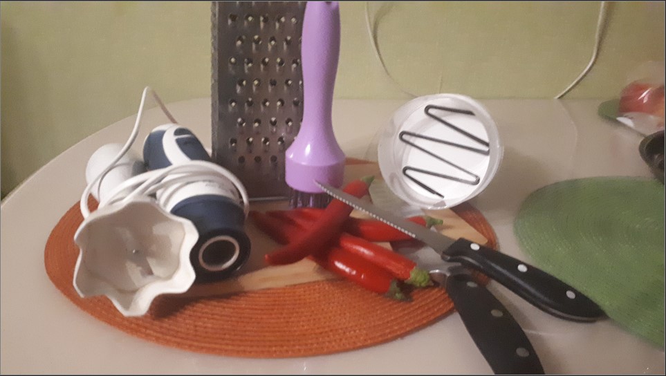 Травмоопасные предметы: ножи, терки, блендеры, которые есть на каждой кухне.