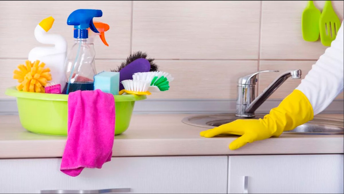 Наведение чистоты на кухне поможет избежать распространению бактерий.