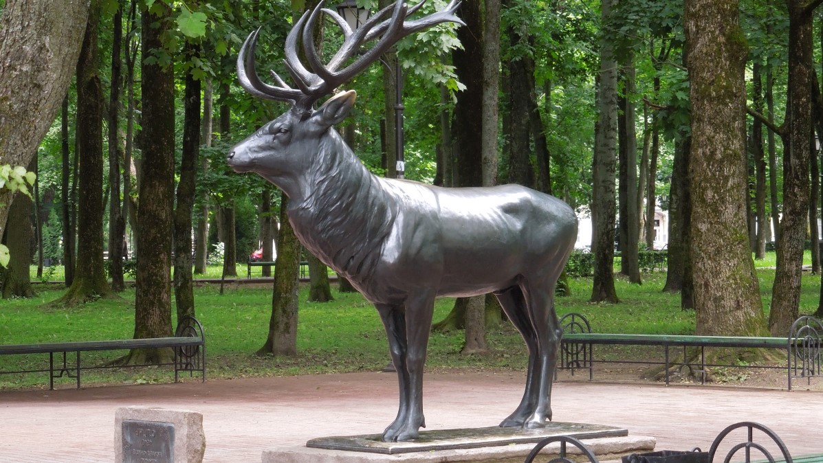 Бронзовый олень в парке Блонья — трофей из коллекции Геринга.