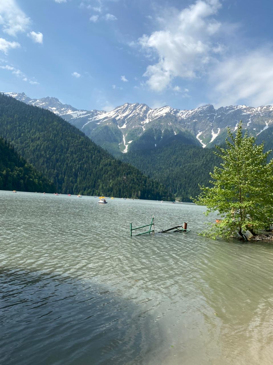 Озеро Рица в горах Абхазии.