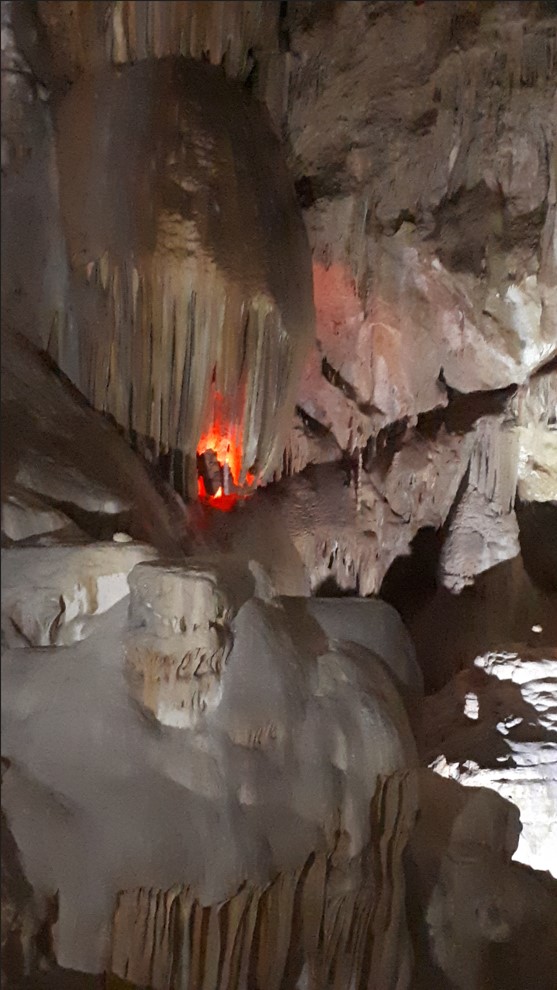 Сталактиты пещеры образуют причудливые фигуры(Хищник из американского блокбастера).