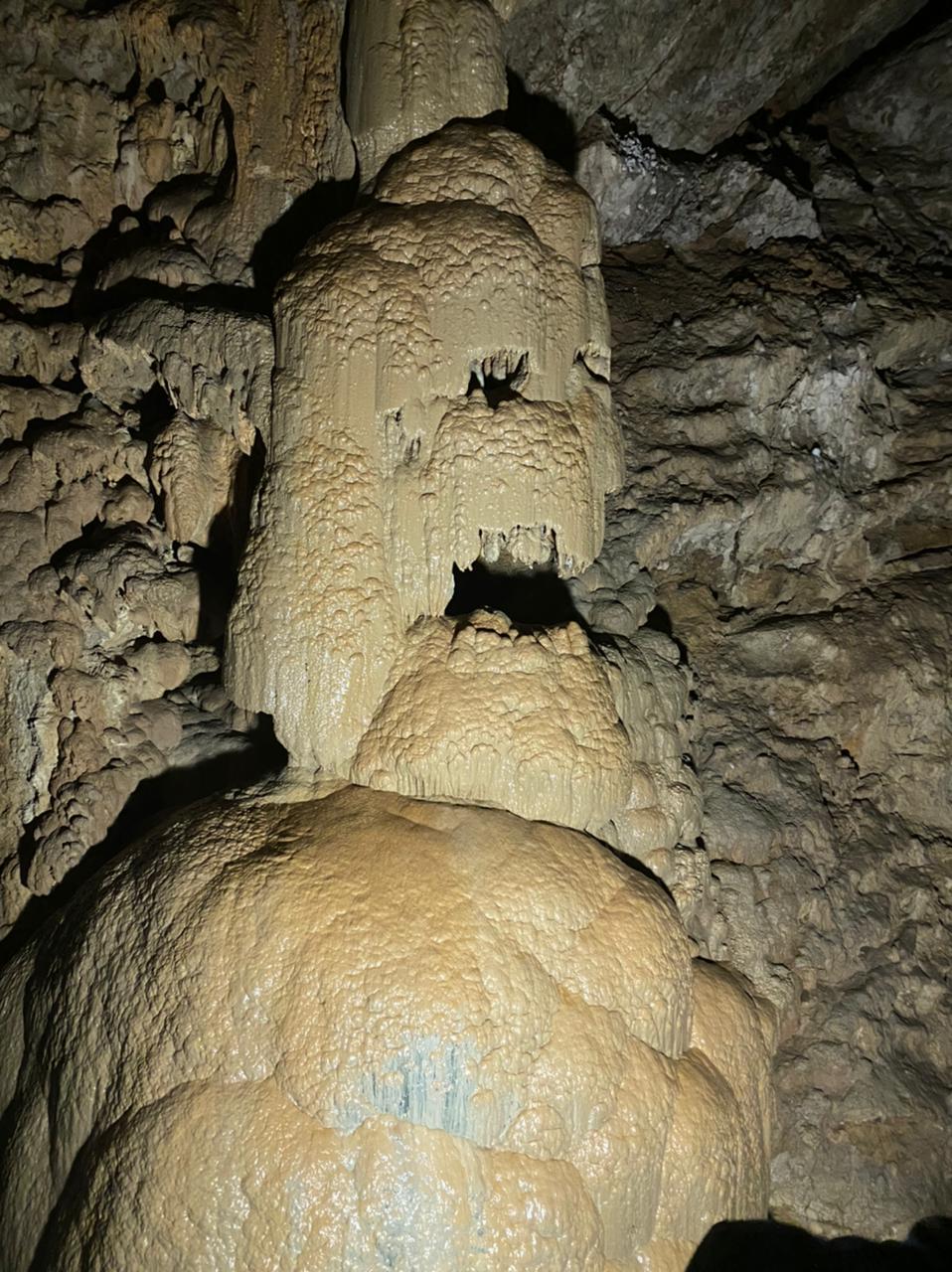 Натеки в Новоафонской карстовой пещере.