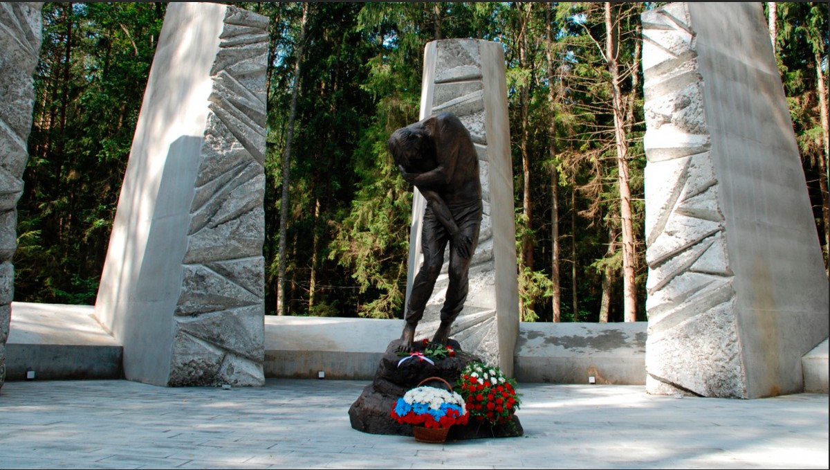 Памятник "Расстрел" в "Долине смерти" Катынского мемориала.