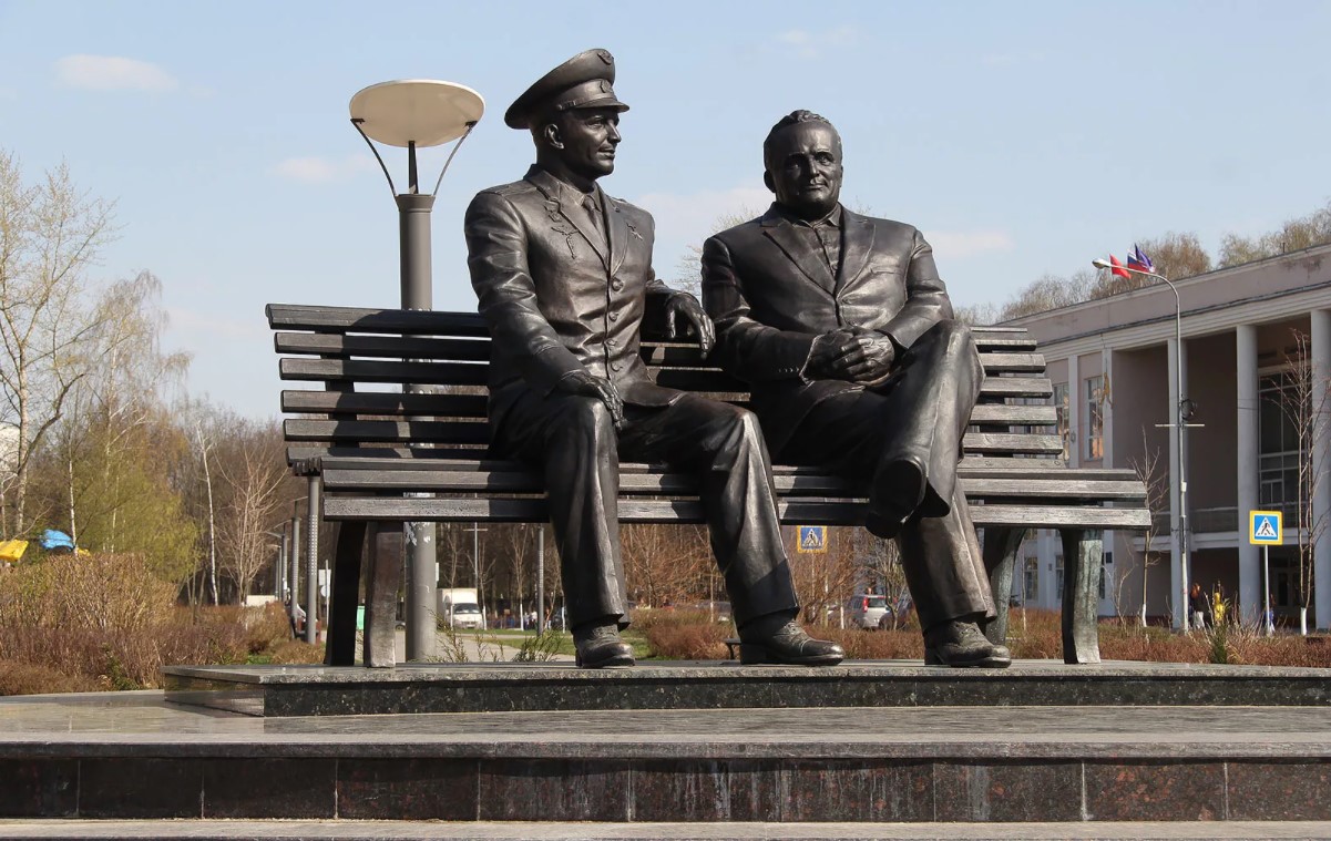 Памятник С. П. Королеву и Ю. А. Гагарину в Королеве.