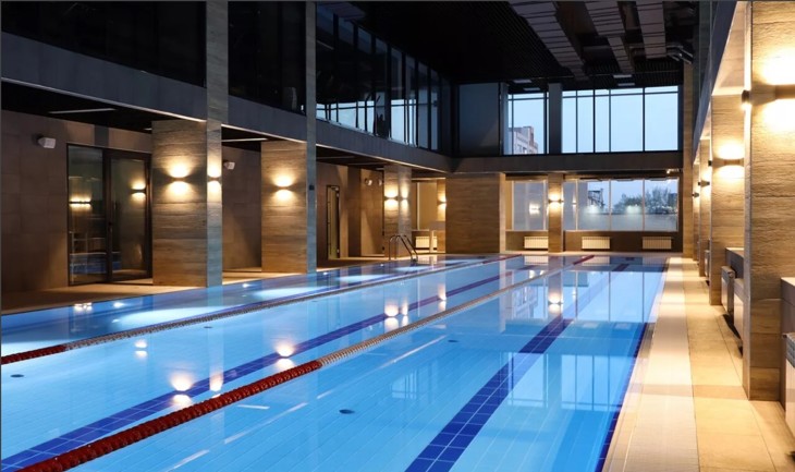 Помещение фитнес-центра. Вид на бассейн.