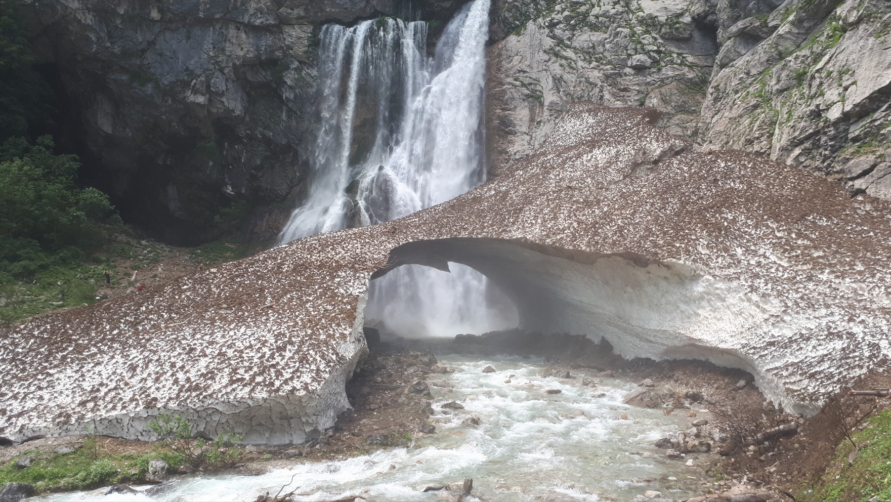 Снежная арка возле Гегского водопада.