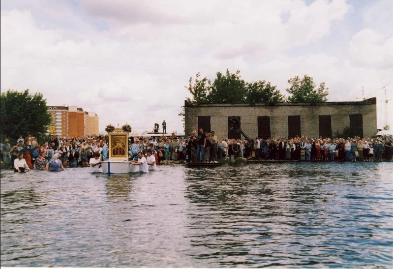 Молебен 2005 года на Святом озере.