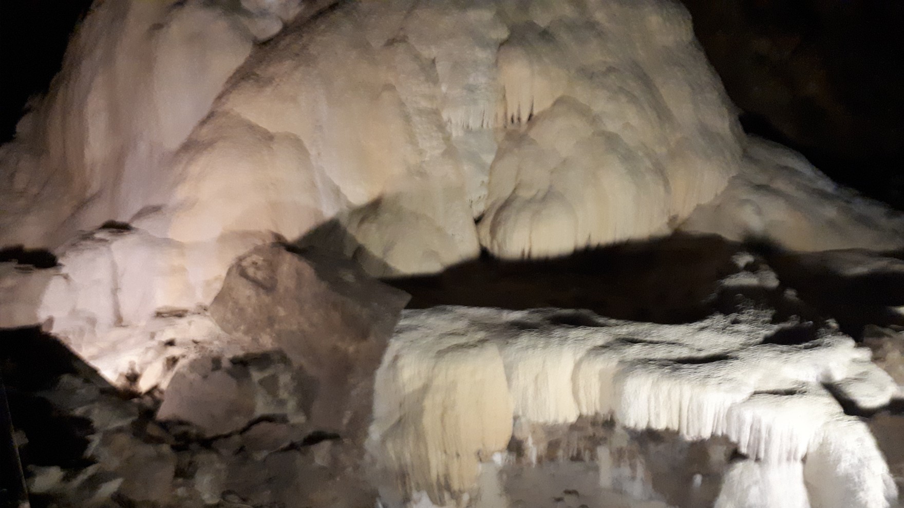 Минеральные отложения на стенах пещеры.