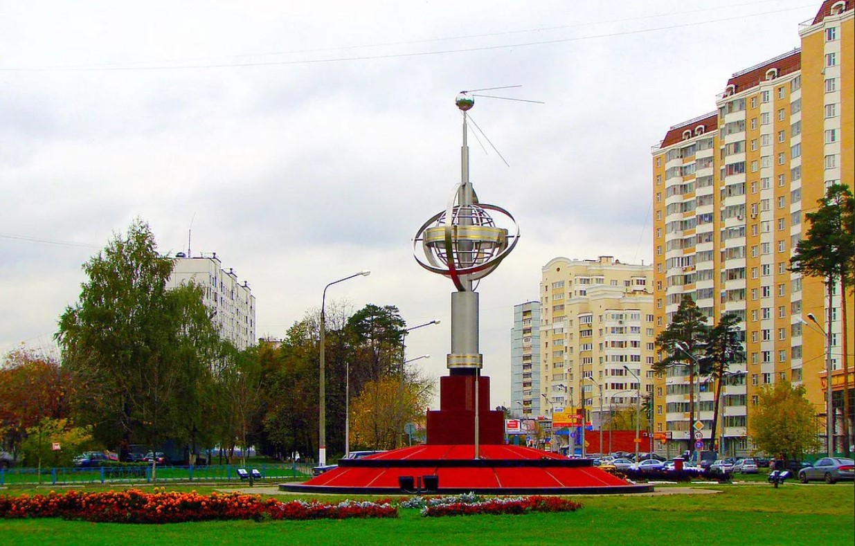Наукоград Королев сегодня: памятник покорителям космоса.